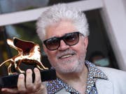 Grosse Ehre für Pedro Almodóvar: Der spanische Filmemacher wurde an den Filmfestspielen in Venedig mit dem Goldenen Löwen für sein Lebenswerk ausgezeichnet. (Bild: Keystone/EPA/CLAUDIO ONORATI)