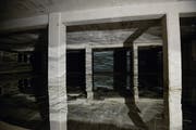 Als stünde der Keller unter Wasser: Ursula Pallas Spiegelkachel-Installation im Untergeschoss des Kunstraums Kreuzlinge. (Bild: Donato Caspari)