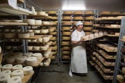Sälmi Töngi verbringt seinen 44. Sommer auf der Alp. In seiner Käserei Gerschnialp produziert er pro Sommer bis zu 35 Tonnen Alpkäse. Bild: Oskar Enander