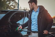 Bis es auf Schweizer Strassen keine Diesel und Benziner mehr gibt, dauert es wohl noch Jahrzehnte. Geduld an der Zapfsäule ist bei vielen also noch lange gefragt. Bild: Getty Images