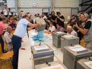 Um diesen Urnengang geht es: Im Juni 2017 entschieden sich Moutiers Stimmbürger knapp für einen Wechsel zum Kanton Jura. (Bild: KEYSTONE/JEAN-CHRISTOPHE BOTT)