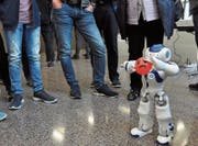 Über die Branchen hinweg sind sich die Referenten einig: Der Roboter wird den Menschen nicht ersetzen. Alte Berufsbilder werden sich jedoch ändern, neue Berufe hinzukommen. Zu den grossen Herausforderungen zählt der Berufsnachwuchs. (Symbolbild: Andrea Plüss)