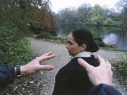 Gestellte Szene zum Thema «Gewalt gegen Frauen» - Soll Sex ohne ausdrückliches Einverständnis als Vergewaltigung gelten? Der Bundesrat ist dagegen. (Bild: Keystone/POLFOTO/ARCHIVE)