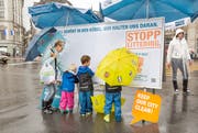 Gross und Klein füllen das Plakat mit Unterschriften, Gedichten und Comics. (Bild: IG Saubere Umwelt)
