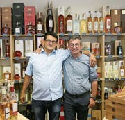 Alfonso Sarnelli (l.) und Daniel Winteler in der neuen «Enoteca Vino e Arte». (Bild: Alexa Maier)