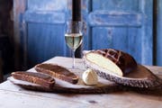 Zum Apéro gibt es an der Chilbi im Freiburgischen traditionell ein Stück Safranbrot, bestrichen mit würzigem Senf. Bild: swiss-image.ch/Elise Heuberger
