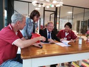 Christof Roell, Stadträtin Dorena Raggenbass, Stadtpräsident Thomas Niederberger und Monika Roell diskutieren im Trösch-Café. (Bild: Martina Eggenberger)