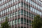 Die Fassade des Publicitas-Hauses aus Aluminiumprofilen und -druckgussplatten bleibt bestehen. (Bild: Dominik Wunderli, Luzern 26. Juli 2019)