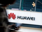 Die USA ziehen die Daumenschrauben gegen den chinesischen Konzern Huawei laut einem Zeitungsbericht weiter an. (Bild: KEYSTONE/AP/ANDY WONG)