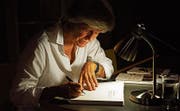 Elisabeth Binder signiert ihr Buch. (Bild: Dieter Langhart)