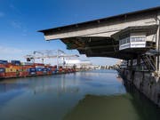 Die Konkurrenz kämpft weiter gegen das geplante neue Hafenterminal in Basel. Das Bild zeigt das heutige Containerterminal, das an seine Kapazitätsgrenzen stösst. (Bild: KEYSTONE/GEORGIOS KEFALAS)