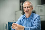 Ueli Fisch spricht in seiner Firma über den bevorstehenden Wahlherbst. (Bild: Andrea Stalder)