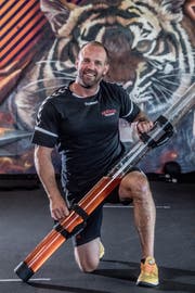 Stucki-Trainer Tommy Herzog präsentiert in seinem Trainingscenter ein spezielles Gerät für die Körperstabilisation. Bild: Nadia Schärli (Gunzwil, 27. August 2019)