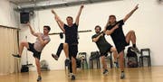 Hecht mit Stefan Buck (Mitte) bei der Tanzprobe.Bild: PD