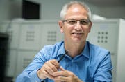 Ueli Fisch spricht in seiner Firma über den bevorstehenden Wahlherbst. (Bild: Andrea Stalder)