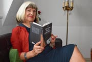 Helga S. Giger hält ihr Erstlingswerk in den Händen. Sie hat es gemeinsam mit ihrem Partner geschrieben.Bild: Zita Meienhofer