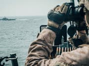 Ein US-Soldat beobachtet ein iranisches Schiff in der Strasse von Hormus. (Foto: US MARINE CORPS/STAFF SGT. DONALD HOLBERT via EPA Keystone) (Bild: KEYSTONE/EPA /US MARINE CORPS/STAFF SGT. DONALD HOLBERT)