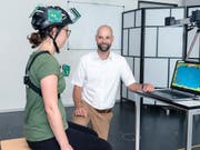 Sensoren messen die Kopfhaltung und -bewegungen und übertragen sie an den Computer. Physiotherapie-Übungen steuern dann ein Computerspiel. (Bild: ZHAW / Patrick Cipriani)
