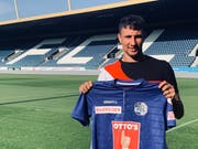 Der brasilianische Neuzugang Ryder Matos posiert mit dem FCL-Trikot in der Swissporarena. (Bild: PD)