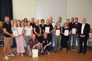 Die Vertreterinnen und Vertreter der sechs ausgezeichneten Schulen gemeinsam mit Charles Vincent, Leiter Dienststelle Volksschulbildung. (Bild: Kanton Luzern)