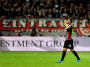 Filip Kostic traf mit einem perfekten Freistoss zum 2:0 (Bild: KEYSTONE/AP/MICHAEL PROBST)