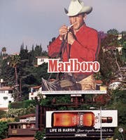 Damals schien es noch, als könnte nichts und niemand der Tabakindustrie schaden: eine Marlborowerbung in Los Angeles aus dem Jahr 1997. (Bild: Gilles Mingasson/Getty)