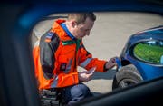 Ein Kantonspolizist führt in Weinfelden eine Autokontrolle durch. (Bild. Reto Martin)