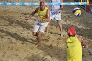 Beachevent 2012 in Rorschach, Final Männer: Sascha Heyer (links) und Sébastian Chevallier spielen in den gelben Shirts. (Bild: Coralie Wenger)