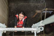 Projektleiterin Sofia Sampethai steigt in den vier Meter tiefen Bohrkeller hinunter.