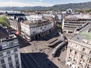 Das Herz des Schweizer Finanzplatzes, der Zürcher Paradeplatz (Archivbild). (Bild: KEYSTONE/GAETAN BALLY)