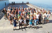 Kinder und Erwachsene des Sonderschulinternats Hemberg haben sich für das Bild formiert. Bild: PD