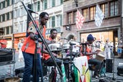 Die drei Musiker der Minanzi Mbira Band aus Zimbabwe auf dem Weinmarkt. (Bild Manuela Jans-Koch, 28. August 2019)