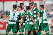 Die jubelnden Krienser um Torschütze Dario Ulrich (Nr. 19, zweiter von links) zum 1:0. (Bild: Pius Amrein, Kriens, 3. August 2019)