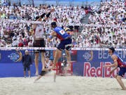 Adrian Heidrich (links) und Mirco Gerson (hinten) blieben im Viertelfinal am Major-Turnier von Wien gegen die Norweger Anders Mol und Christian Sörum ohne Siegchance (Bild: KEYSTONE/APA/APA/HANS PUNZ)