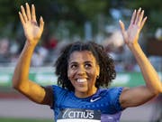 Mujinga Kambundji strahlt und lässt sich feiern. (Bild: KEYSTONE/ANTHONY ANEX)