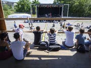 Kilmafestival auf der Hardturmbrache in Zürich: Besucherinnen und Besucher schauen bei einem Konzern zu. (Bild: KEYSTONE/MELANIE DUCHENE)