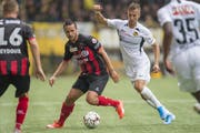36-jährig aber noch kein bisschen müde: Raphäel Nuzzolo (links) gegen den YB-Spieler Nicolas Bürgy. (Bild: Jean-Christophe Bott/KEY)