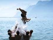 Bleibt auch in den nächsten Tagen angesagt: Abkühlung im See, hier im Genfersee in Vevey. (Bild: KEYSTONE/LAURENT GILLIERON)