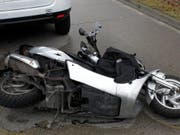 Ein 53-jähriger Rollerfahrer ist bei einem Zusammenprall mit einem Lastwagen in Villeneuve VD noch auf der Unfallstelle verstorben. (Archivfoto) (Bild: KEYSTONE/SALVATORE DI NOLFI)