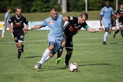 Zugs Diego Zoller (blau) kämpft gegen Buochs' Fabian Nickel um den Ball. (Bild: Nadia Schärli, Zug, 3. August 2019)