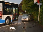 Am Freitagabend ist in Dulliken SO ein Auto in einen Linienbus geprallt. Drei Personen wurden beim Unfall verletzt. (Bild: Kantonspolizei Solothurn)