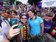 Marschiert in der Pride-Parade in Belfast auch mit: Irlands Taoiseach oder Premierminister Leo Varadkar (im hellblauen T-Shirt). (Bild: KEYSTONE/AP PA/NIALL CARSON)