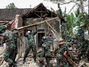 Beträchtliche Schäden und Tote nach dem Erdbeben: Einsatzkräfte inspizieren die Schäden an einem Haus in Mandalawangi auf Java. (Bild: KEYSTONE/EPA/RAHARDIAN)