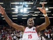 Ausgelassener Jubel von Clint Capela im Schweizer Dress nach dem Sieg über Portugal. (Bild: KEYSTONE/JEAN-CHRISTOPHE BOTT)