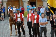 Der feierliche Einmarsch auf dem Hofplatz zu Wil: Stute Allegra mit ihrem neuen Besitzer Daniel Bösch sowie Damian Ott und Marcel Räbsamen,.