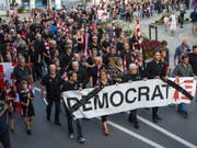 Mehrere tausend Separatisten haben am Freitagabend in Moutier gegen das Gerichtsurteil zur Moutier-Abstimmung protestiert. Der Kanton Bern habe die «Demokratie begraben», erklärten sie. (Bild: Keystone/JEAN-CHRISTOPHE BOTT)