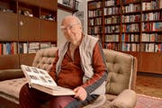 Karl-Heinz Mayer in seiner Wohnung in Wolfsburg,. Hier lebt er, seit er 1955 aus den sibirischen Gefangenenlagern zurückgekehrt ist. (Bild: Christoph Reichmuth)
