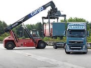 Das Güterverkehrsunternehmen SBB Cargo und vier private Strassentransportunternehmen - darunter Planzer - gehen eine Kooperation ein. (Bild: KEYSTONE/GAETAN BALLY)