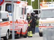 Krankenwagen und Polizeiautos stehen beim Albisriederplatz in Zürich im Einsatz. Es wurden zwei Tote gefunden. (Bild: KEYSTONE/SIGGI BUCHER)