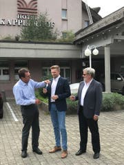 Peter di Gallo übergibt am Mittwoch die Schlüssel des «Kapplerhofs» an Martin Paurevic, im Beisein von Werner Fleischmann (von links). (Bild: PD)